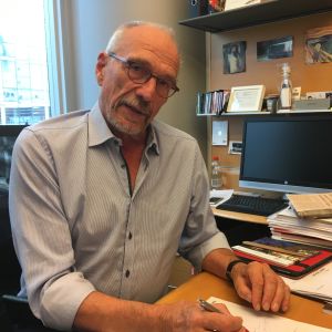Efter några månaders coronapaus är Nils Torvalds tillbaka i Bryssel i stället för att sköta mötena på distans. Nils Torvalds sitter vid ett skirvbord.