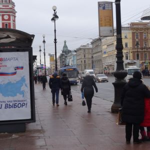 "Vårt land, vår president" står det på den här valreklamen i Sankt Petersburg.