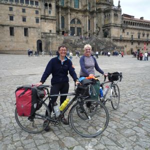 Kersti Juva harrastaa vaimonsa Juliette Dayn kanssa pyöräilyä. Kuva on otettu Espanjassa Santiago de Compostelan katedraalin edessä, jonne pariskunta pyöräili 1500 kilometriä Le Puy-en-Velaysta Ranskasta.