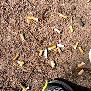 Cigarettfimpar och löpningsskor. 