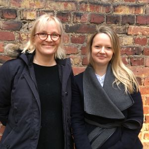 Marina Meinander och Nora Rosendahl untaför Efter Nio studion