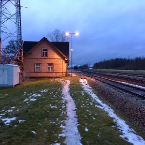 Ju längre ner mot sydost du åker, desto populärare är det nationalkonservativa populistpartiet EKRE. En gammal tågstation i den estniska staden Rakke.