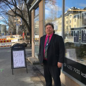 Fastighetsmäklare Tuomas Meriläinen utanför det vattenskadade kontoret på Helsingegatan i Berghäll. 