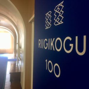 Det estniska parlamentet Riigikogu fyller 100 den 23 april. I en korridor på Dombergets slott där parlamentet Riigikogu sammanträder står det Riigikogu 100.