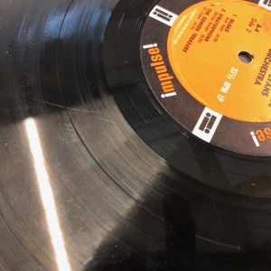 En tydlig skråma som går över det näst sista och det sista spåret innebär att skivan förlorar i värde, men eftersom skråman knappast alls hörs kan skivan ändå klassificeras som VG+ en vinylskiva med skråma
