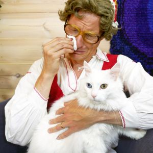 Kent från Jeppis mamma gråter ut hos terapeuten efter att Guy lämnat henne för Sonja Biskop. Kent från Jeppis mamma gråter ut hos terapeuten med katt i famnen.