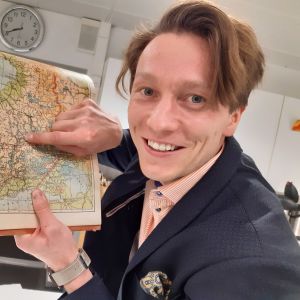 Ja, här är den! Jussi Karhunen har hittat skogen han och hans syskon kommer att äga en dag. En glad Jussi Karhunen har hittat på den finländska kartan skogen han en gång kommer att ärva