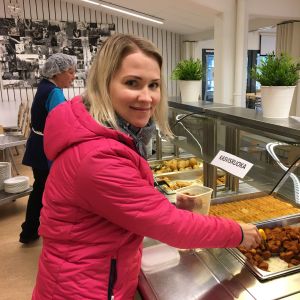 Malena Lutz köper gärna av den överblivna maten i Källhagens skola och Virkby gymnasim i Lojo. För 2 euro får man en plastask fylld med valfri mat från buffébordet. 