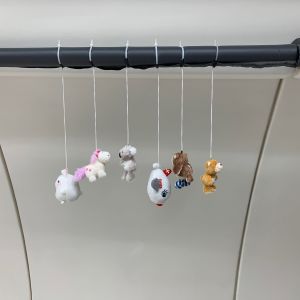 Katosta roikkuvat maskotit ovat hauska perinne. Ne myös auttavat havaitsemaan nopeasti sen, kun painottomuus alkaa. Maskotteja lentokoneessa.