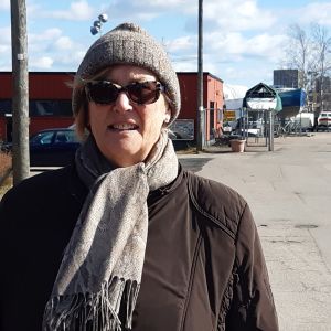 Drumsö i Helsingfors är promenadområdet framom andra för Anna, fast det i bland är rätt mycket folk på Ryssudden. Anna iklädd yllemössa och halsduk i bakgrunden syns båtar i vinterförvar.