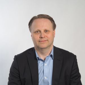 Peik Granlund säger att låntagarnas förutsättningar att betala tillbaka på lån beror på hur ekonomin som helhet utvecklar sig. Närbild på Peik Granlund i ljusblå skjorta och mörkblå kavaj.