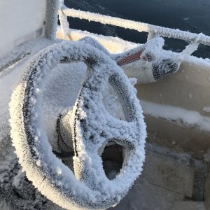 Kylan dekorerade den här båten i Korpo på morgonen den 15.1. Rimfrost på en båt i Korpo.