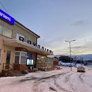 Rovaniemen rautatieasema, lunta maassa.