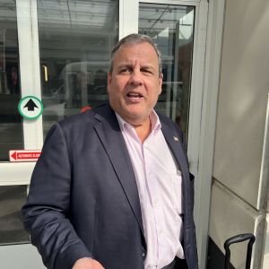 Chris Christie ser mot kameran. 