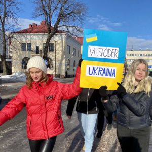 Mirabella Fransman, Riana Heikkilä och Hanna Nylund, alla 15 år hade själv gjort ett plakat. De vill visa sitt stöd för Ukraina.
