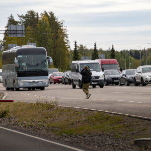 Venäjältä saapuvia autoja jonossa Vaalimaan raja-asemalla.