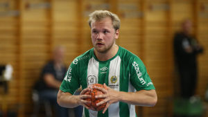 Topias Laine ser fram emot spel i svenska Handbollsligan. Handbollsspelaren Topias Laine i ett försök att göra mål i Allsvenskan.