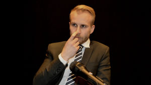 Att klia sig på näsan betyder att man ljuger, eller? Att klia sig på näsan betyder att man ljuger, eller?