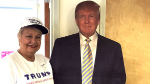 Barbara Dawson säger att hon inte vill ringa samtal på söndagar, för att det kan irritera människor. Men på måndagen var hon på plats igen. Donald Trump var ständigt närvarande i form av en figur i kartong. Barbara Dawson poserar bredvid en Donald Trump-figur i kartong i repulikanernas kampanjlokal.
