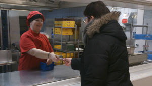 Virpi Kumpulainen ger skolmat till Arja Heinola Storkökskock Virpi Kumpulainen, Källhagens skola, tar emot lunchkuponger