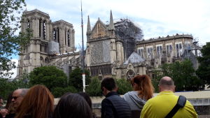 Notre-Dame har plåstrats om och renoveringen pågår för fullt. Den 15 juni är det exakt två månader sedan branden och fortfarande vill många besökare se katedralen. På bilden ses Notre-Dame katedralen inplastad och omgiven av byggställningar.