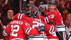 Chicago Blackhawks-spelarna strömmade in på isen för att fira Patrick Kanes 1000:e poäng. Chicago Blackhawks firar.