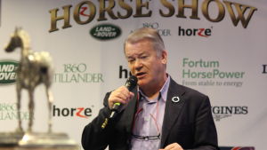 Tom Gordin håller i trådarna för Helsinki International Horse Show. Tävlingsdirektör Tom Gordin inför Horse Show 2017.