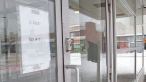 Någon information om hur länge väntrummet ska vara stängt finns inte. Det går inte att använda väntrummet vid Karis busstation.