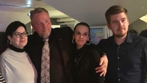 Jukka Mäkynen firar att han blev invald. Jukka Mäkynen på sin valvaka 2019.