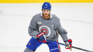 Jesperi Kotkaniemi spelade betydligt bättre i slutspelet. Jesperi Kotkaniemi har inte spelat ishockey på ett halvår.