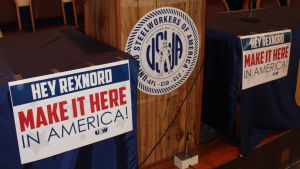Hallå Rexnord, tillverka här i Amerika! står det på skylten i Stålarbetarfackets möteslokal. Hallå Rexnord, tillverka här i Amerika! står det på skylten i Stålarbetarfackets festsal.