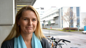 Företagspsykologen och traumaterapeuten Marina Maatela kommer med lugnande besked om att vi inte håller på att bli galna fast våra drömmar skulle vara galna under kristider. Arbetshälsopsykolog Marina Maatela utanför Radiohuset