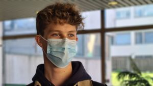 Viktor Löfgren är "gulis" och studerar kemi och processteknik vid Åbo Akademi. En man med munskydd på tittar snett ut mot kameran.