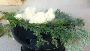 Kukkakaalia savustetaan grillillä