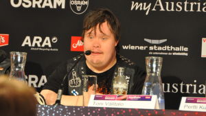 Toni svarar på frågor om vad han tycker om ESC Toni Välitalo på presskonferens.