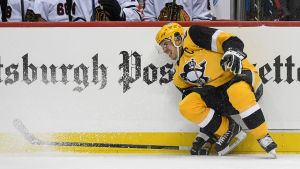 Sidney Crosby grimaserade illa då han skadade sig i matchen mot Chicago Blackhawks. Sidney Crosby grimaserar illa.