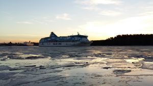 Tallink Siljas Galaxy och Viking Amorella lämnar Åbo hamn en isig vintermorgon i februari.