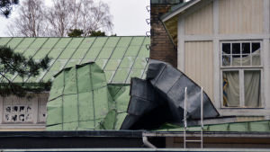 Förödelsen upptäcktes tidigt på måndagsmorgonen. Ett plåttak på en gammal byggnad. På taket ligger en stor bit plåt som blåst bort från en annan del av taket.