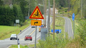 Här till höger gäller det för cyklister att säkert ta sig ut på landsvägen, då cykelvägen upphör. Landsväg med cykelväg intill.