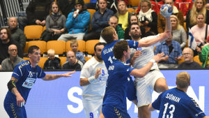 Benjamin Helander hade inga problem mot Cypern i slutet av oktober. Benjamin Helander försvarar hårt mot en större motståndare inför VM-kvalmatchen mot Cypern.