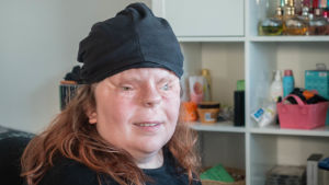 Emma Rasela har på sistone främst surfat med talsyntes, så att datorn läser upp texten. Hon är också bra på att läsa punktskrift. Porträtt på Emma Rasela.