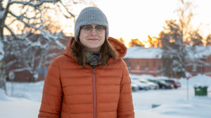 Informatör Hanna Tallberg jobbar också med brigadens sociala medier. kvinna i orange jacka