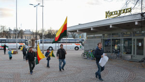 Demonstranter anländer till platsen. demonstranter anländer till platsen