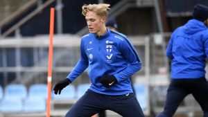 Fredrik Jensen har spelat i två kvalmatcher och gjort ett mål. Fredrik Jensen tränar.