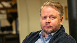 Att tycka att offret får skylla sig själv för att vara lättlurad är en typ av rättfärdigande som man ser ganska ofta i sådana här sammanhang, säger Jan Antfolk vid Åbo Akademi. Ett porträttfoto av biträdande professor Jan Antfolk i Åbo Akademis bibliotek.