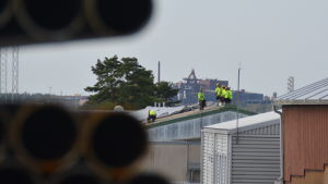 Så här såg det ut då båda industrierna ännu var aktiva i Lappvik. I förgrunden SSAB och i bakgrunden FN-steel. Taket på tidigare stålbolaget Ruukki, nuvarande Ssab renoveras. Stålföretaget FN-steel som syns i bakgrunden gick däremot i konkurs för några år sedan.