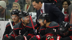 Tränaren Rod Brind'Amour ger direktiv till förstakedjans Sebastian Aho, Justin Williams och Nino Niederreiter. Tränaren Rod Brind'Amour ger direktiv till förstakedjans Sebastian Aho, Justin Williams och Nino Niederreiter.