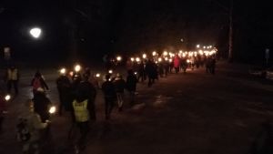 612-fackeltåget marscherade till hjältegravarna på Sandudds gravgård. Ytterhögerns 612-fackeltåg marscherade till Sandudds begravningsplats för att lägga ner ljus på gravarna.