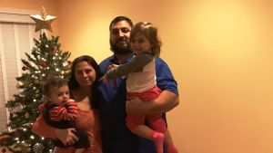 Familjen Cialella, alltså Jimmy, Michelle, Elyana och Jimmy III, i hemmet i Philadelphia. Familjen Cialella framför julgranen i vardagsrummet i deras hus i Philadelphia.