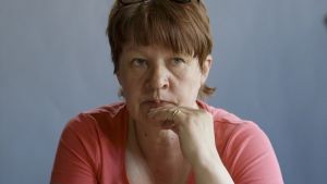 Ulla möter sin dotters mördare i dokumentären Öga mot öga. Ulla från dokumentären Öga mot öga